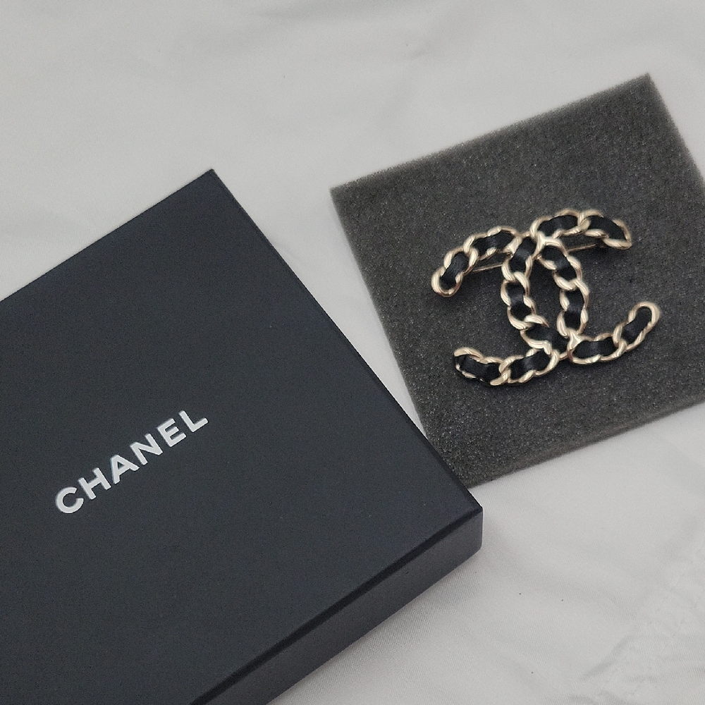 CHANEL Silver Braided Chain Brooch